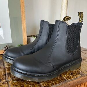 Dr. Martens 2976 Virginia Leather Chelsea Boots - Women’s US9 EU41. Doc Martens